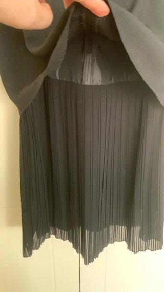 Vestido de Mango negro plisado