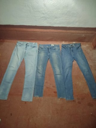 3 Pantalones Vaqueros Azules de diferentes marcas.