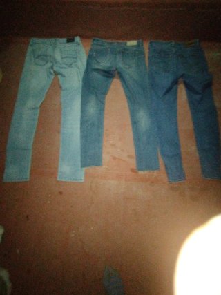 3 Pantalones Vaqueros Azules de diferentes marcas.