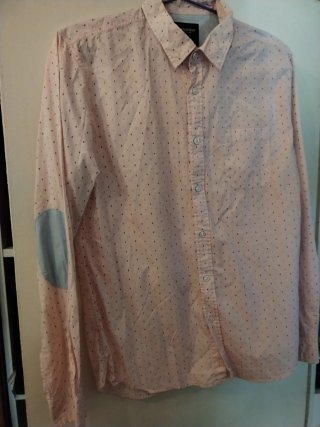 Camisa rosa estampada con coderas