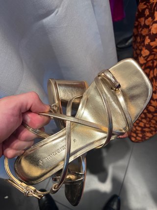 Sandalias Stradivarius doradas talla 39