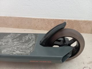 Patinete naranja y negro