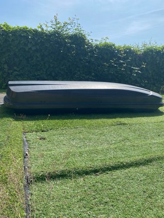 Baúl de coche negro. Aprox 210x85