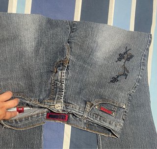 Pantalón tejano azul acampanado