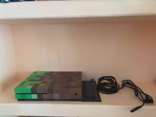 Xbox One S Minecraft Edition con 2 controller