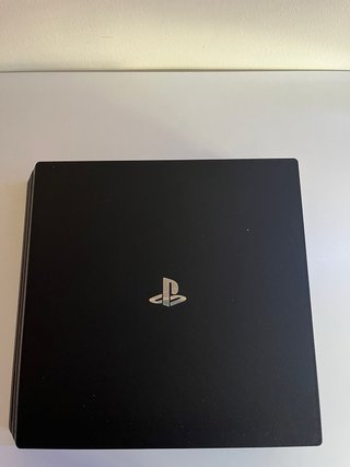 PS4 Pro Negra + 2 mandos  Juegos se venden aparte