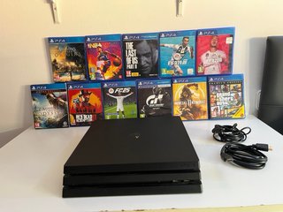 PS4 Pro Negra + 2 mandos  Juegos se venden aparte