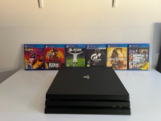 PS4 Pro Negra + 2 mandos  Juegos se venden aparte