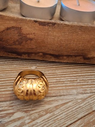 Anillo dorado con diseño texturizado