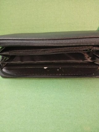 Cartera de mano negra con cremallera