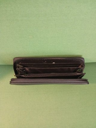 Cartera de mano negra con cremallera
