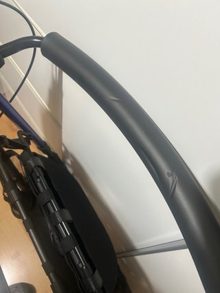 Andador azul con ruedas, bolsa y asiento