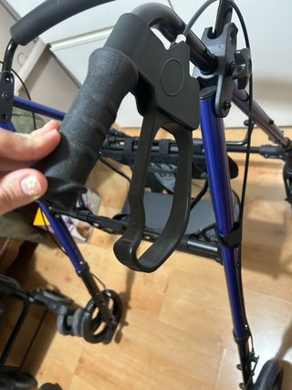 Andador azul con ruedas, bolsa y asiento
