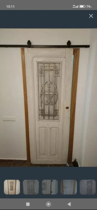 Puerta antigua con reja decorativa