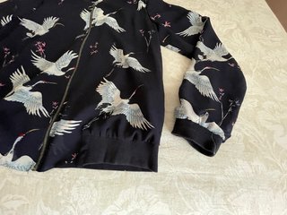 Chaqueta Bomber azul marino. Estampada de Grullas