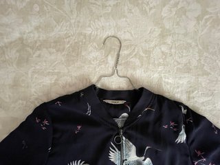 Chaqueta Bomber azul marino. Estampada de Grullas