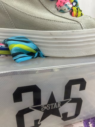Sneakers scamosciate grigie con foulard