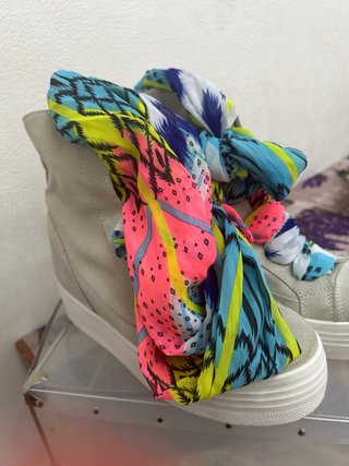 Sneakers scamosciate grigie con foulard