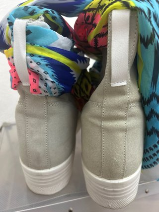 Sneakers scamosciate grigie con foulard