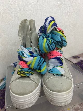Sneakers scamosciate grigie con foulard