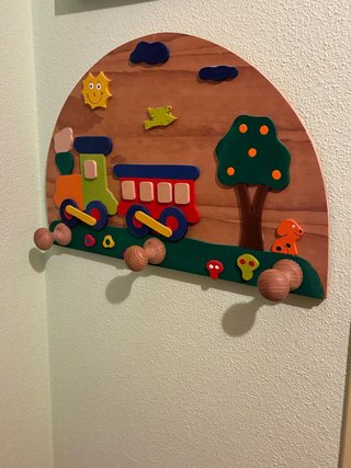 Perchero infantil de madera tren