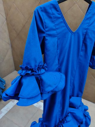 Traje de flamenca azul con volantes