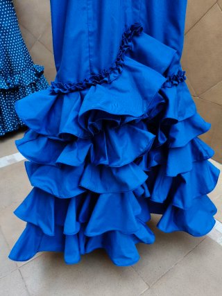 Traje de flamenca azul con volantes