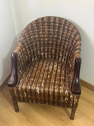 Sillón de mimbre y madera marrón