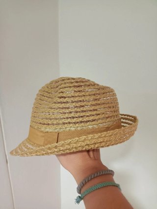 Gorro de verano para niña. Sin usar