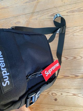 Riñonera Supreme Negra