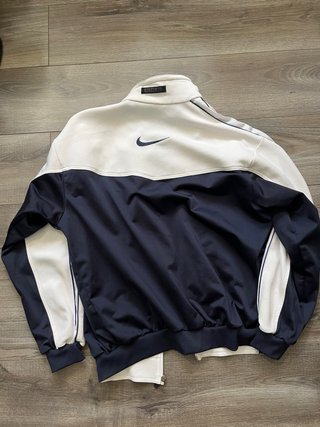 Chaqueta Nike blanca y azul