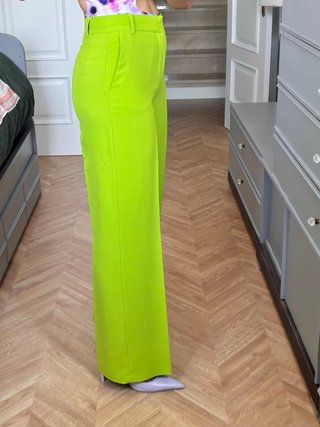 Traje de chaqueta verde brillante