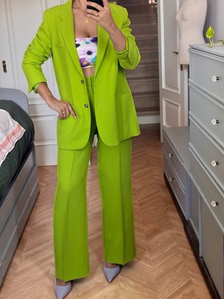 Traje de chaqueta verde brillante