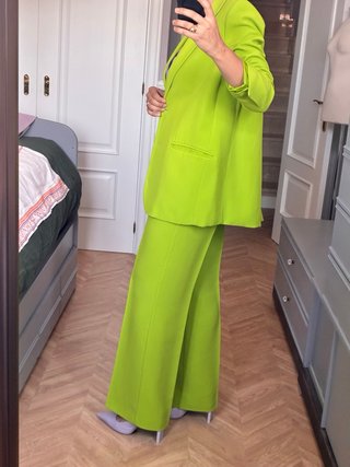 Traje de chaqueta verde brillante