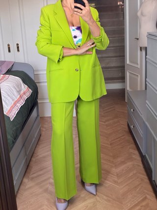 Traje de chaqueta verde brillante