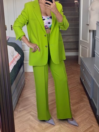 Traje de chaqueta verde brillante