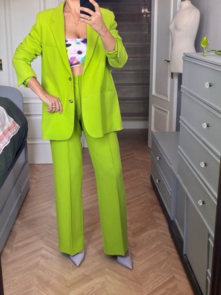 Traje de chaqueta verde brillante