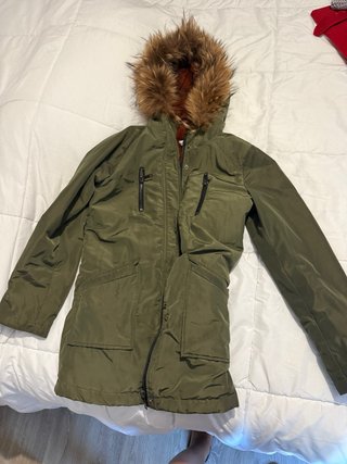 Chaqueta verde con capucha y pelo