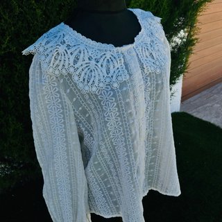 Camisa romántica blanca con encaje