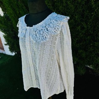 Camisa romántica blanca con encaje