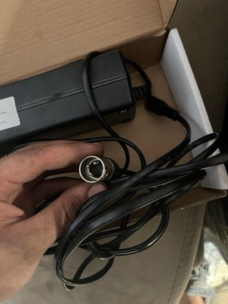Cargador Negro con Cables