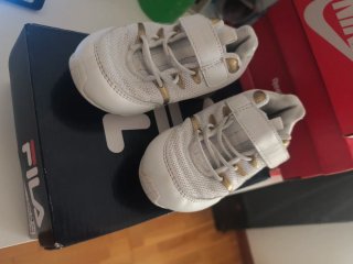 Zapatillas Fila niño blancas y doradas número 25
