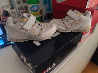Zapatillas Fila niño blancas y doradas número 25