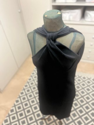 Vestido negro con nudo