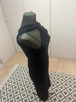 Vestido negro con nudo