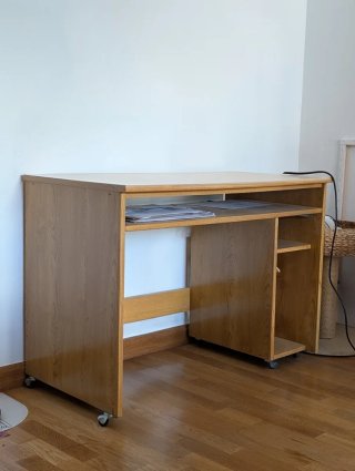 Escritorio madera con ruedines