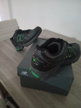 Botas New Balance 1906 Negras con detalles verdes