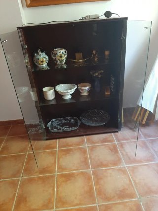 Vitrina de madera y cristal