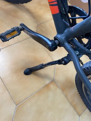 Bicicleta infantil negra y naranja