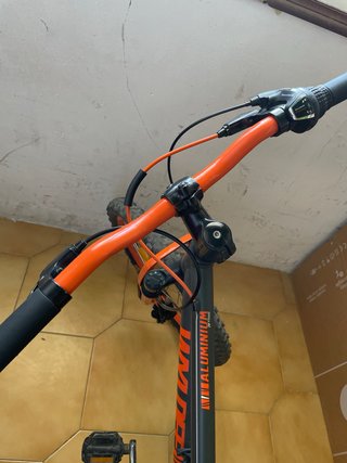 Bicicleta infantil negra y naranja